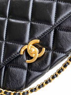 CC MEDIUM 22 Klapptasche aus schwarzem Lammleder mit goldenen Beschlägen