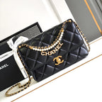 CC MEDIUM 22 Klapptasche aus schwarzem Lammleder mit goldenen Beschlägen