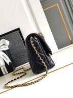 CC MEDIUM 22 Klapptasche aus schwarzem Lammleder mit goldenen Beschlägen