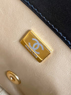 CC MEDIUM 22 Klapptasche aus schwarzem Lammleder mit goldenen Beschlägen