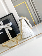 CC MEDIUM 22 Klapptasche aus weißem Lammleder mit goldenen Beschlägen