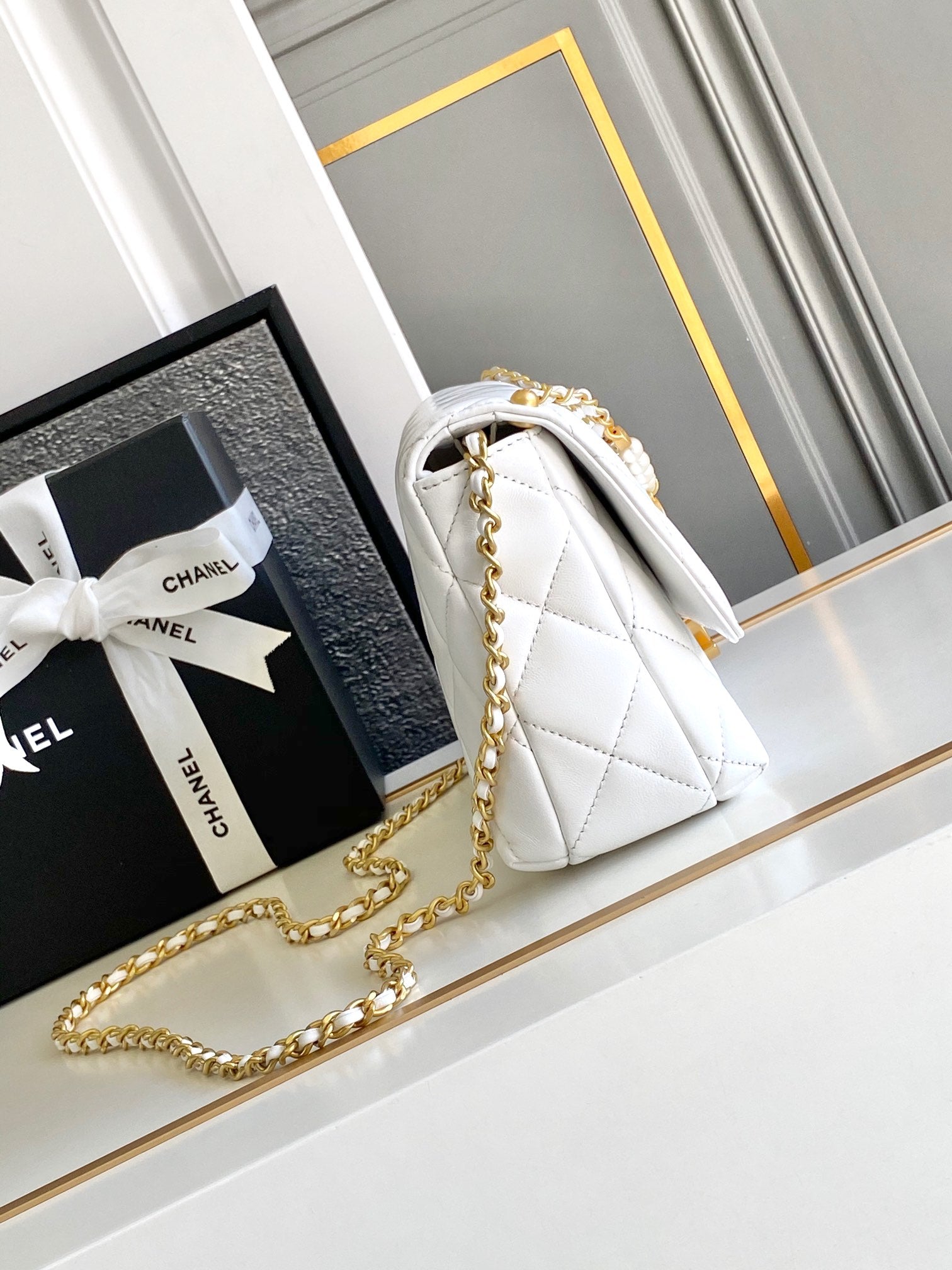 CC MEDIUM 22 Klapptasche aus weißem Lammleder mit goldenen Beschlägen