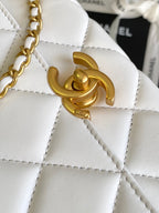 CC MEDIUM 22 Klapptasche aus weißem Lammleder mit goldenen Beschlägen