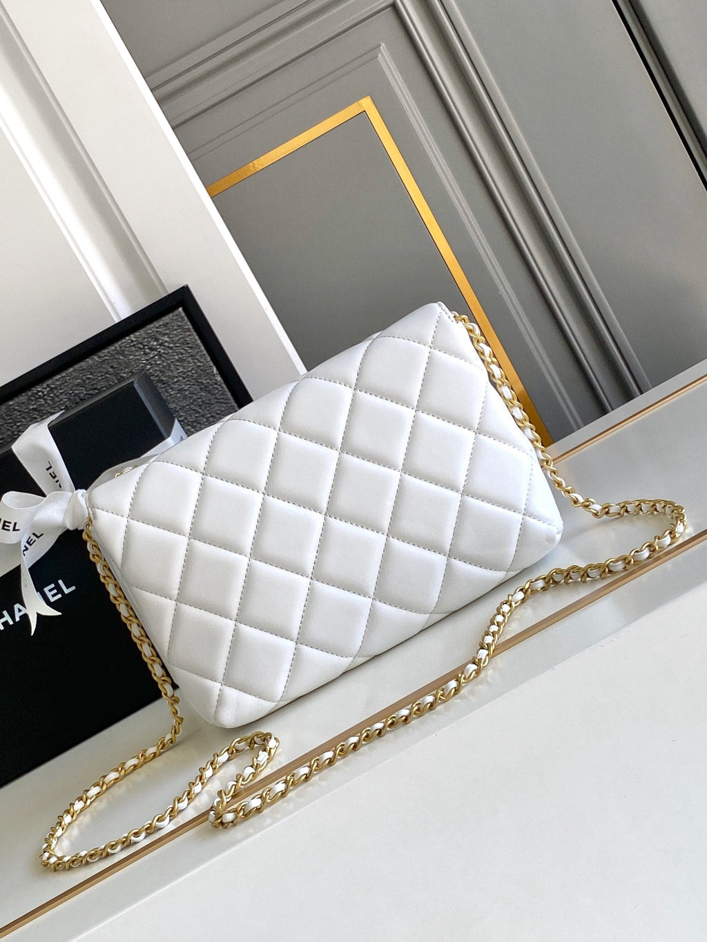 CC MEDIUM 22 Klapptasche aus weißem Lammleder mit goldenen Beschlägen