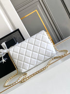 CC MEDIUM 22 Klapptasche aus weißem Lammleder mit goldenen Beschlägen