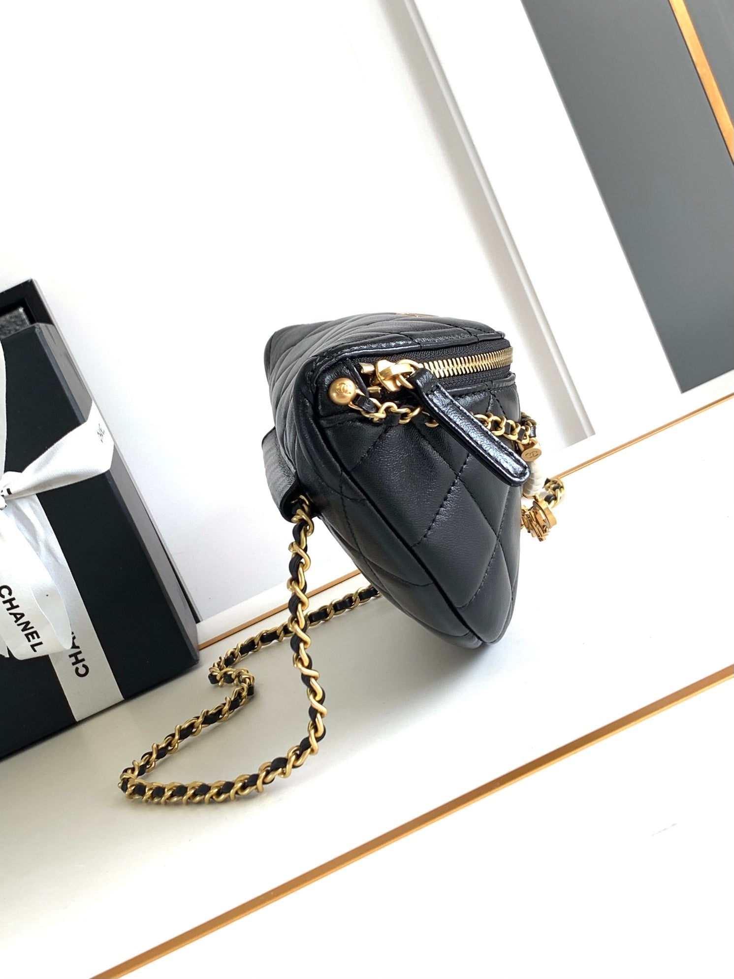 CC WAIST 24 BAG IN BLACK CALFSKIN WITH PEARL CHAIN AND GOLD HARDWARE
