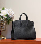 KELLY SELLIER 25 TASCHE AUS SCHWARZEM STRASSLEDER MIT GOLDENEN BESCHLÄGEN (AUF BESTELLUNG GEFERTIGT)