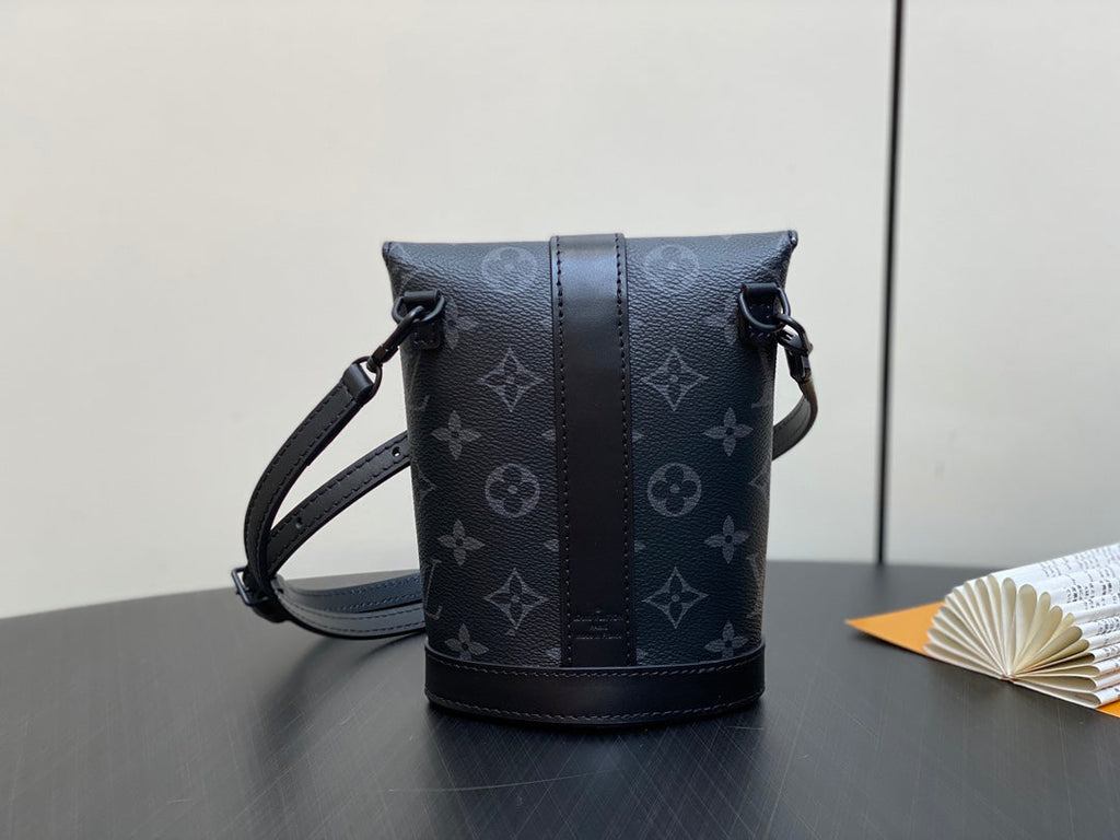 ENVELOPE POUCH 18 IN BLACK MONOGRAM ECLIPSE CANVAS