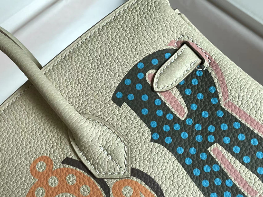 BIRKIN 25 TASCHE AUS WEISSEM CREME-KALBLEDER MIT FARBIGEM AUFKLEBER (AUF BESTELLUNG GEFERTIGT)