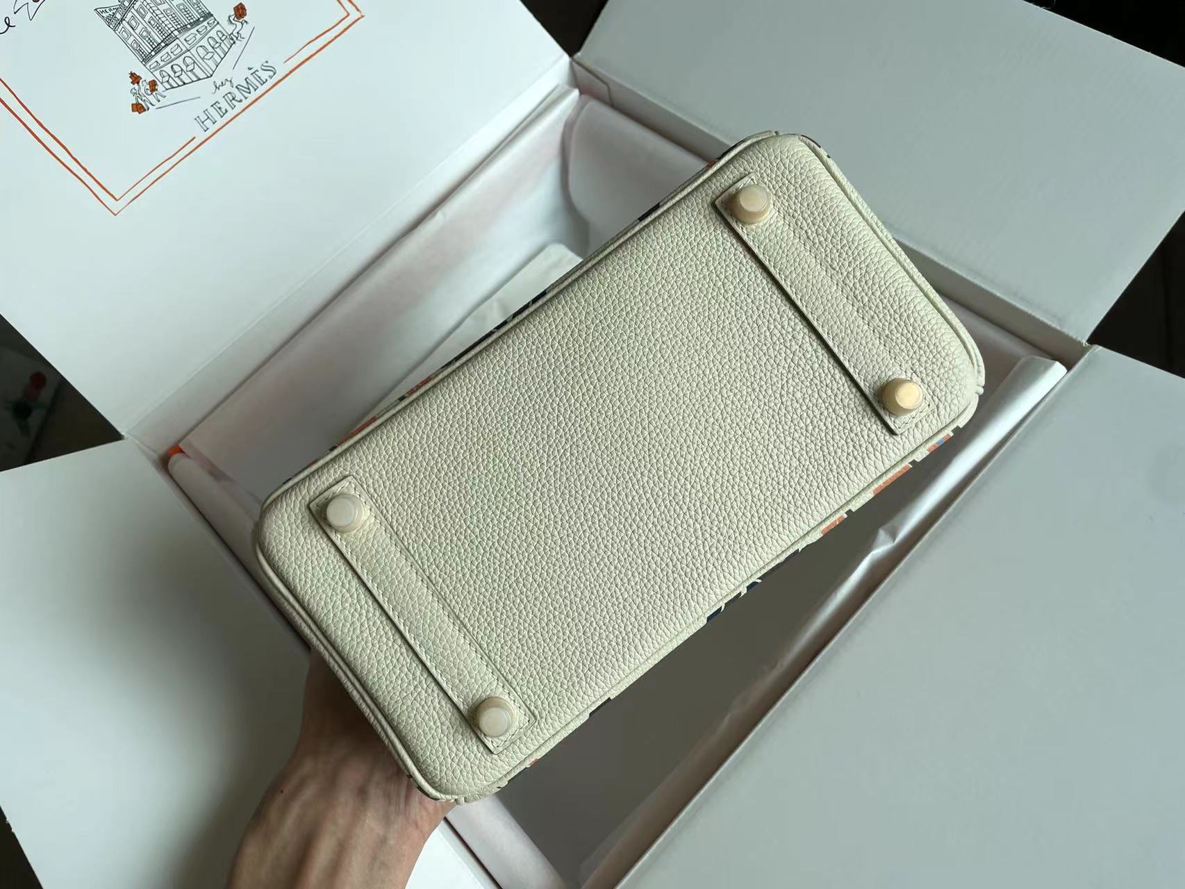 BIRKIN 25 TASCHE AUS WEISSEM CREME-KALBLEDER MIT FARBIGEM AUFKLEBER (AUF BESTELLUNG GEFERTIGT)