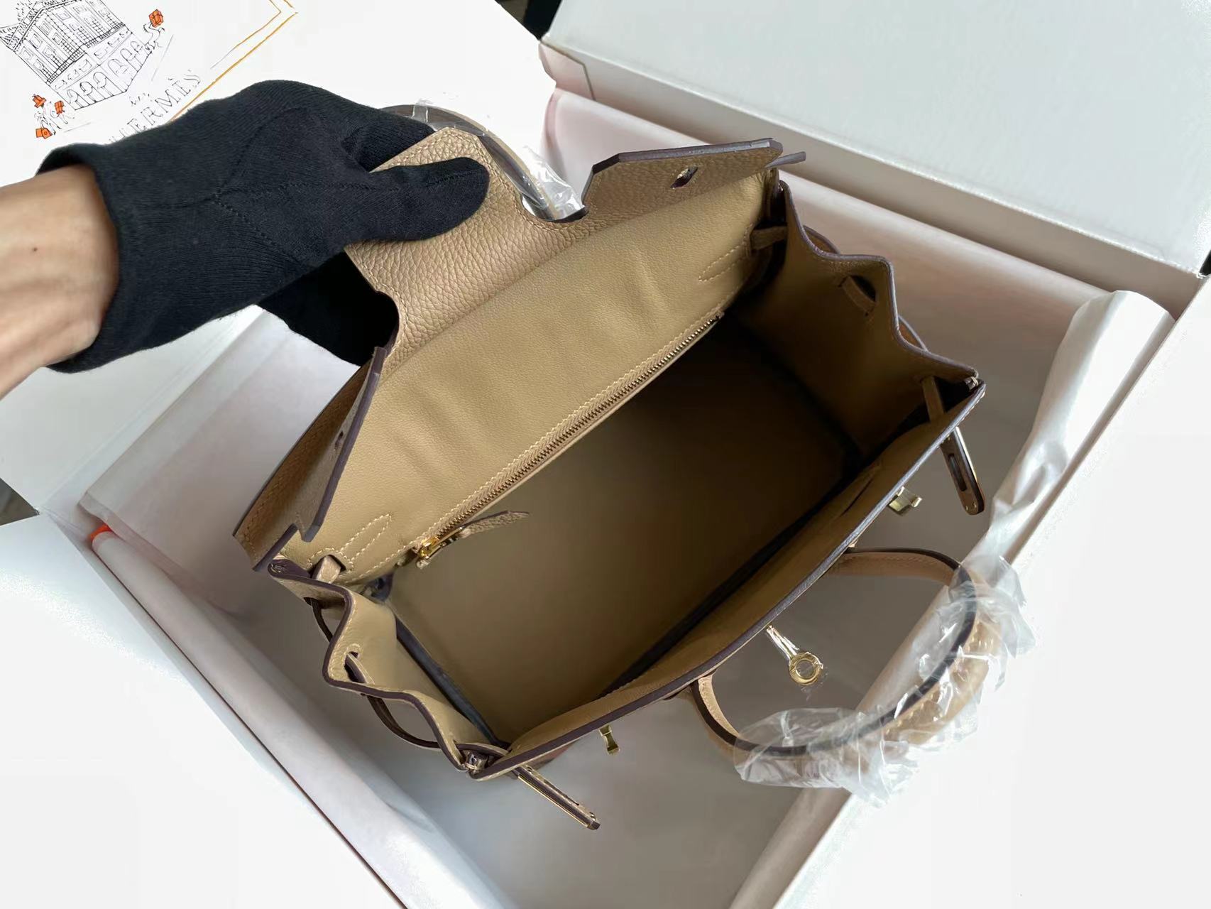 BIRKIN 25er-Tüte aus erdnussbraunem Kalbsleder mit farbigem Aufkleber (auf Bestellung gefertigt)