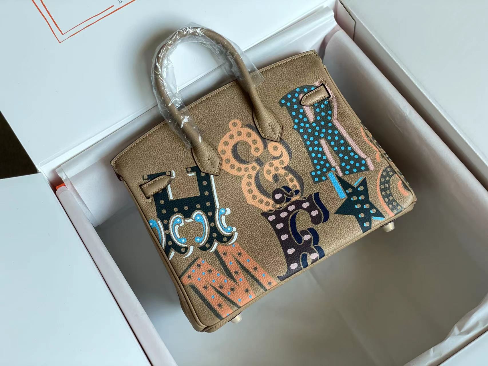 BIRKIN 25er-Tüte aus erdnussbraunem Kalbsleder mit farbigem Aufkleber (auf Bestellung gefertigt)