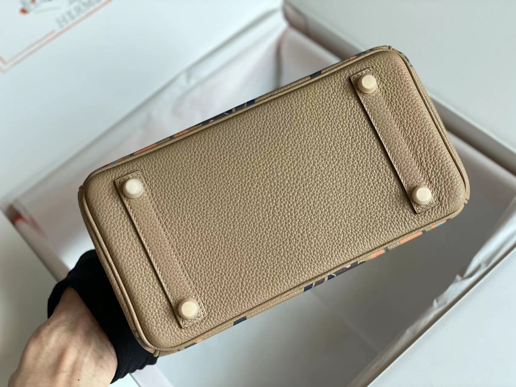 BIRKIN 25er-Tüte aus erdnussbraunem Kalbsleder mit farbigem Aufkleber (auf Bestellung gefertigt)