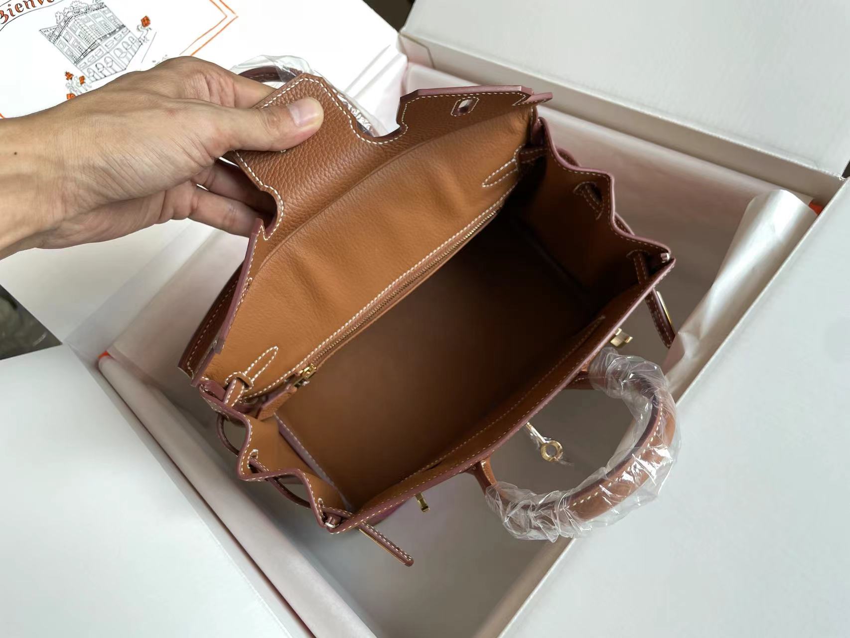 BIRKIN 25er-Tüte aus schokoladenbraunem Kalbsleder mit farbigem Aufkleber (auf Bestellung gefertigt)