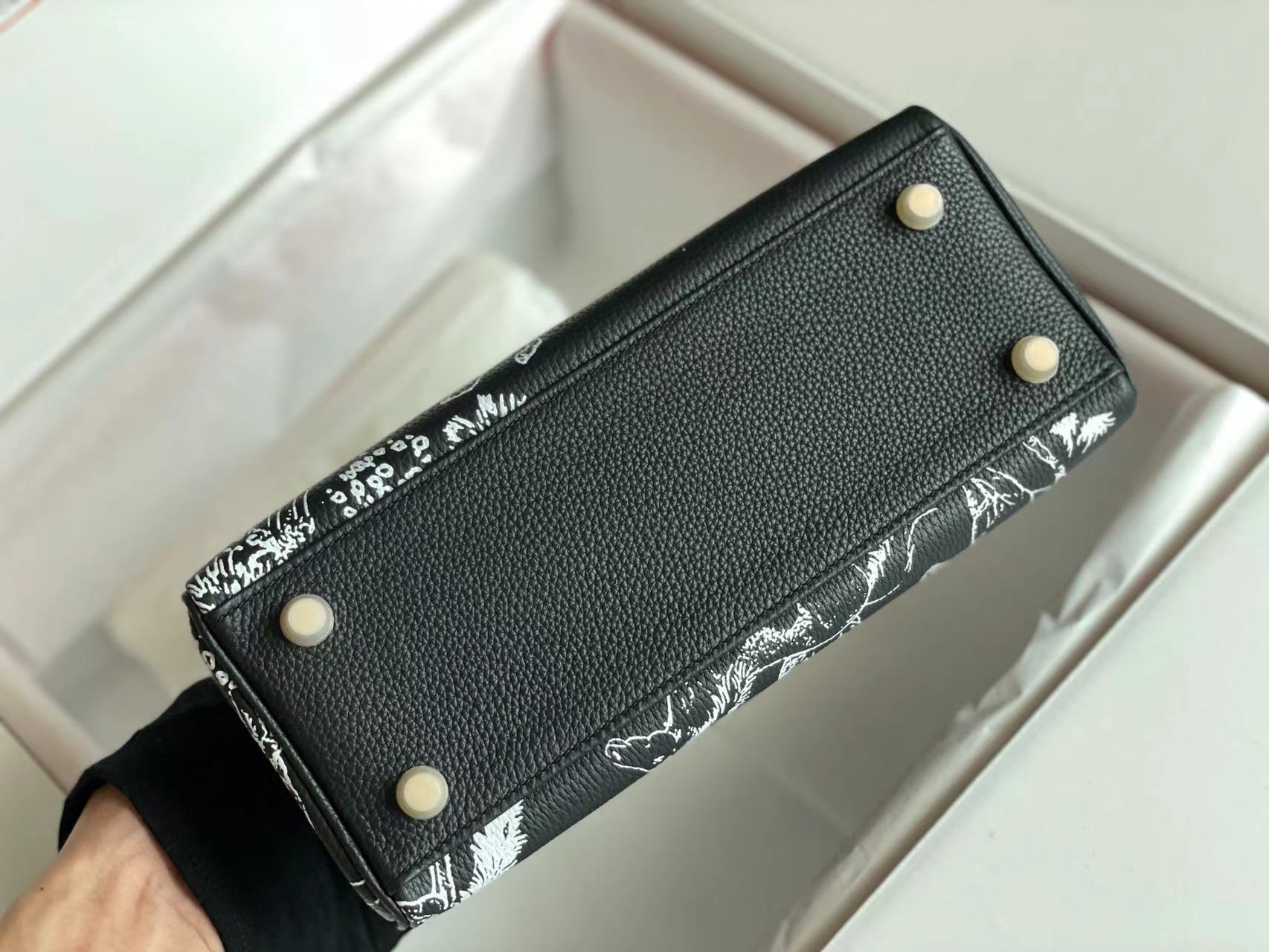 BIRKIN 25 TASCHE AUS SCHWARZEM KALBSLEDER MIT WEISSEM AUFKLEBER (AUF BESTELLUNG GEFERTIGT)