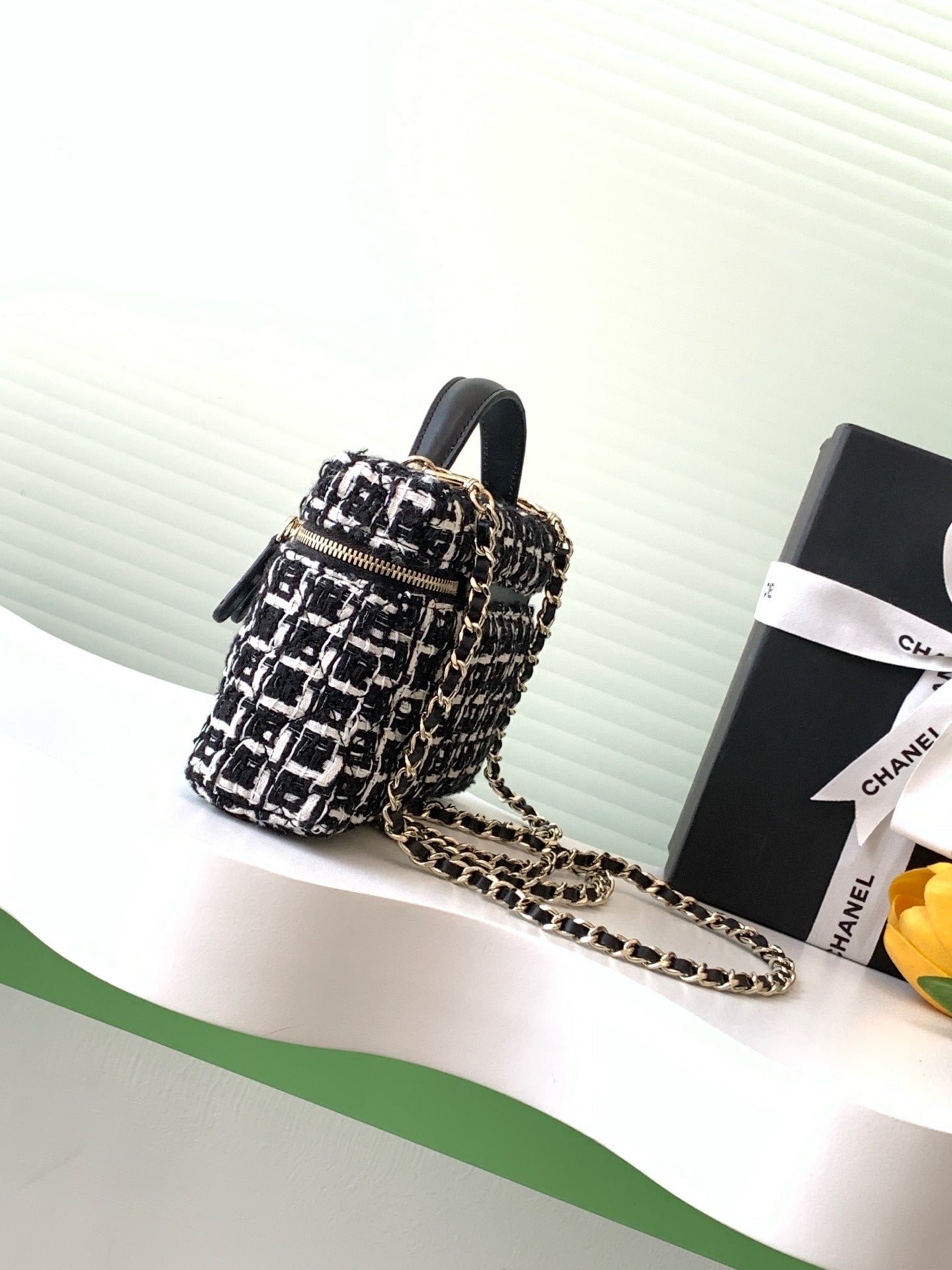 Schminkkoffer 19 Zoll, schwarz-weiß gesteppter Tweed, goldene Beschläge