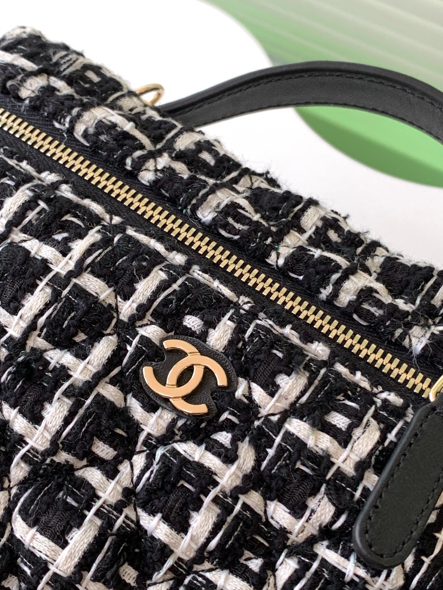 Schminkkoffer 19 Zoll, schwarz-weiß gesteppter Tweed, goldene Beschläge