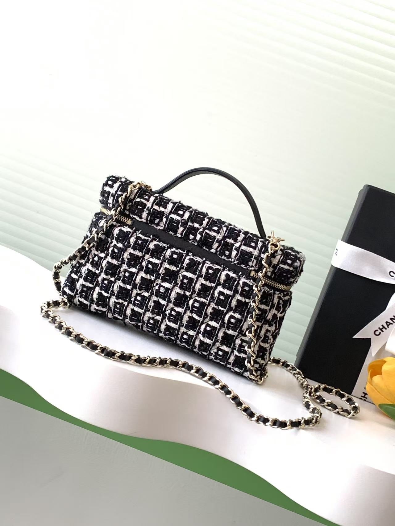 Schminkkoffer 19 Zoll, schwarz-weiß gesteppter Tweed, goldene Beschläge