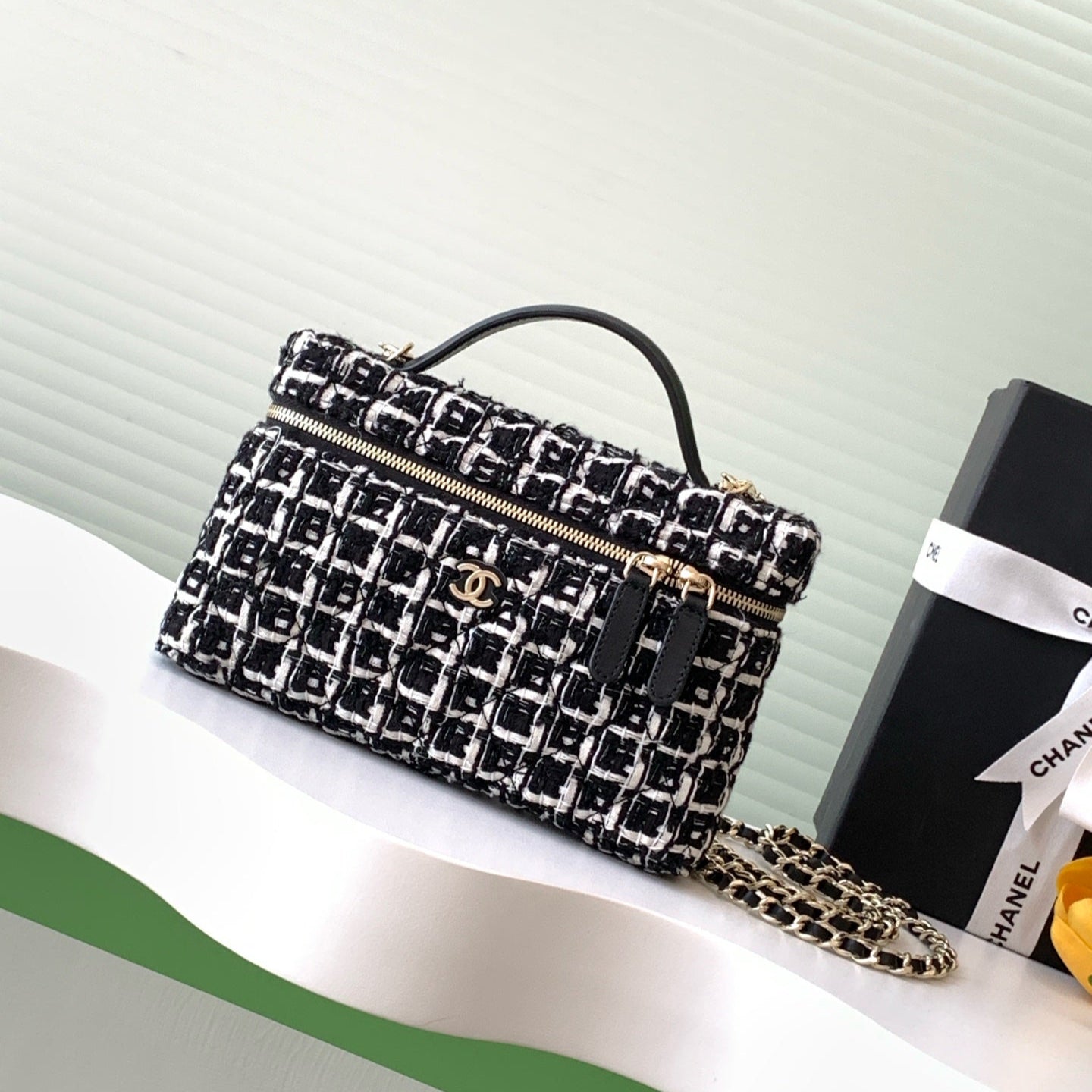 Schminkkoffer 19 Zoll, schwarz-weiß gesteppter Tweed, goldene Beschläge