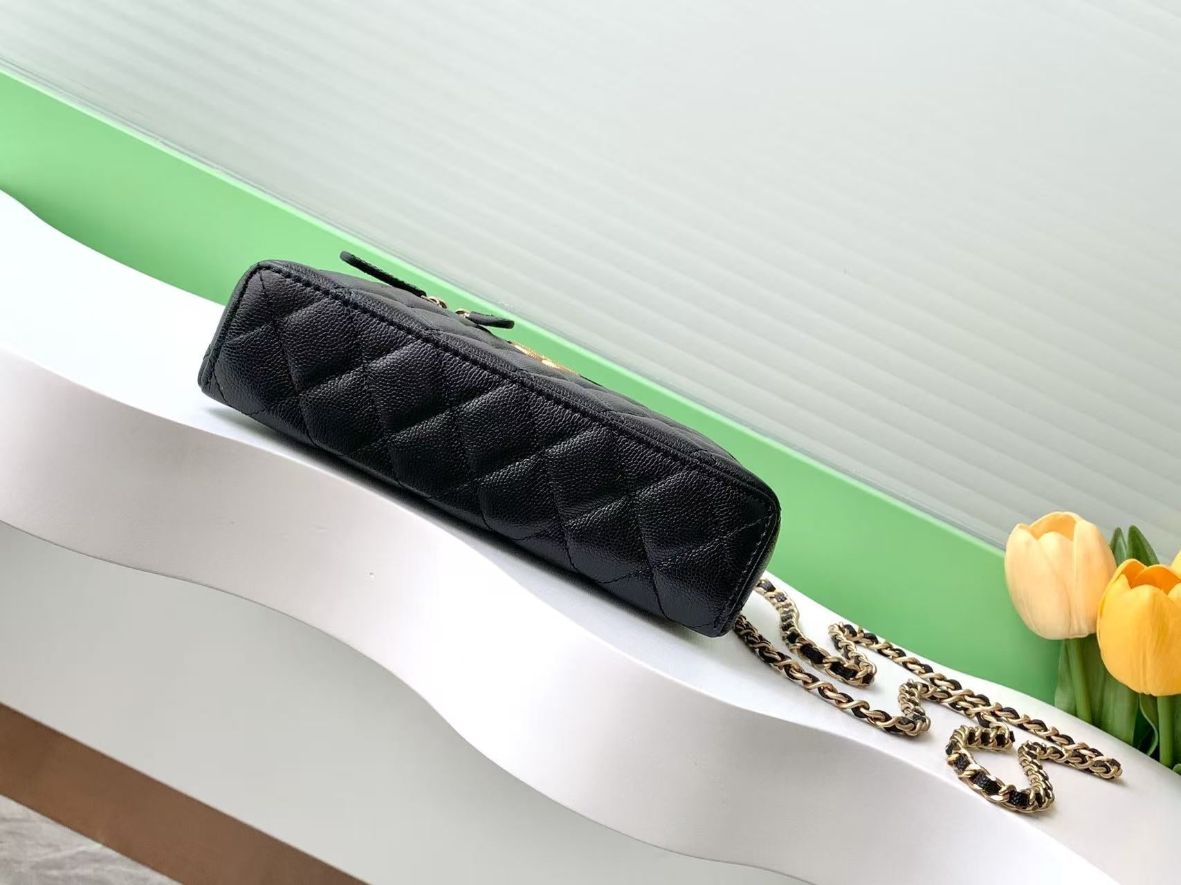 Kosmetikkoffer 19 Zoll aus schwarzem genarbtem Kalbsleder mit goldenen Beschlägen