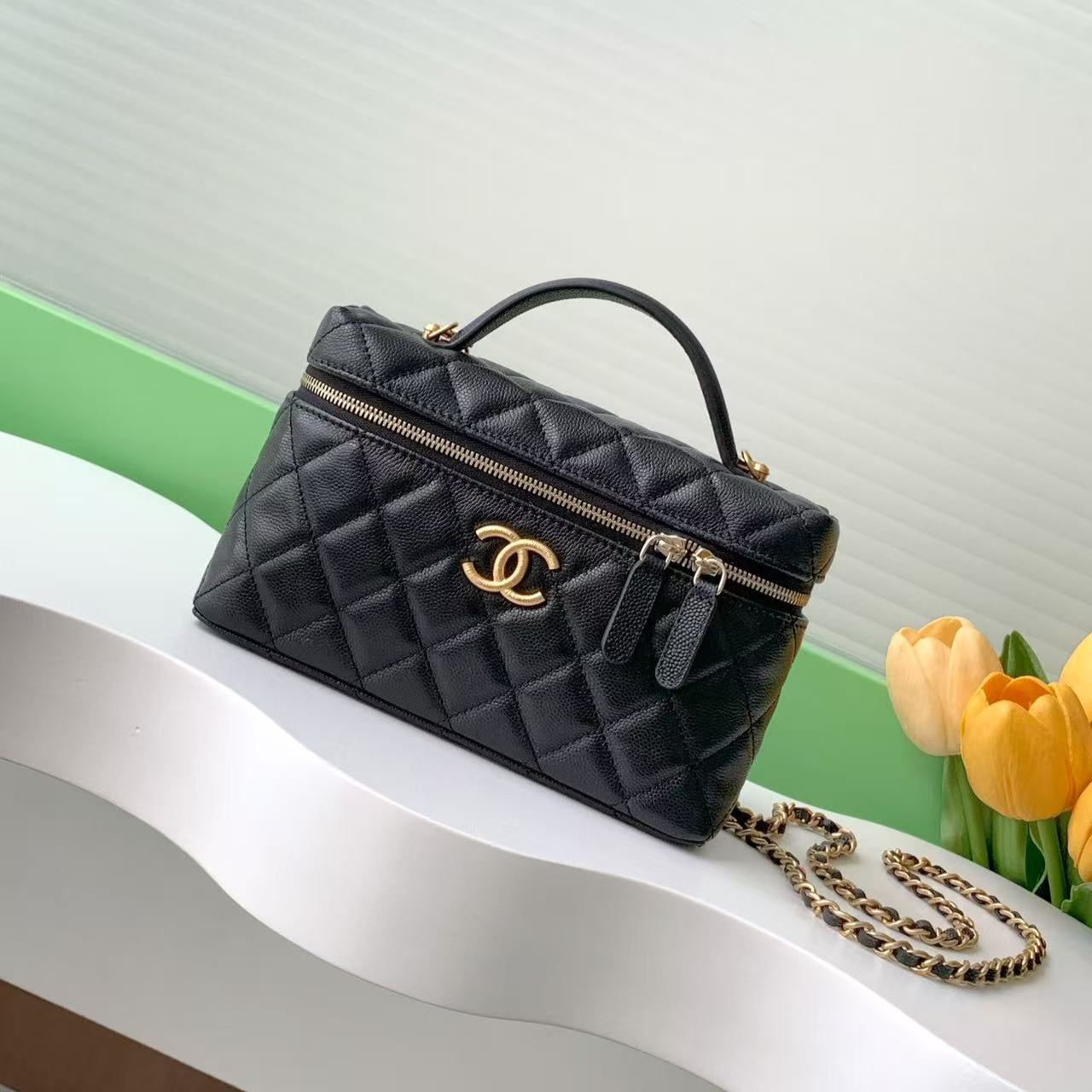 Kosmetikkoffer 19 Zoll aus schwarzem genarbtem Kalbsleder mit goldenen Beschlägen