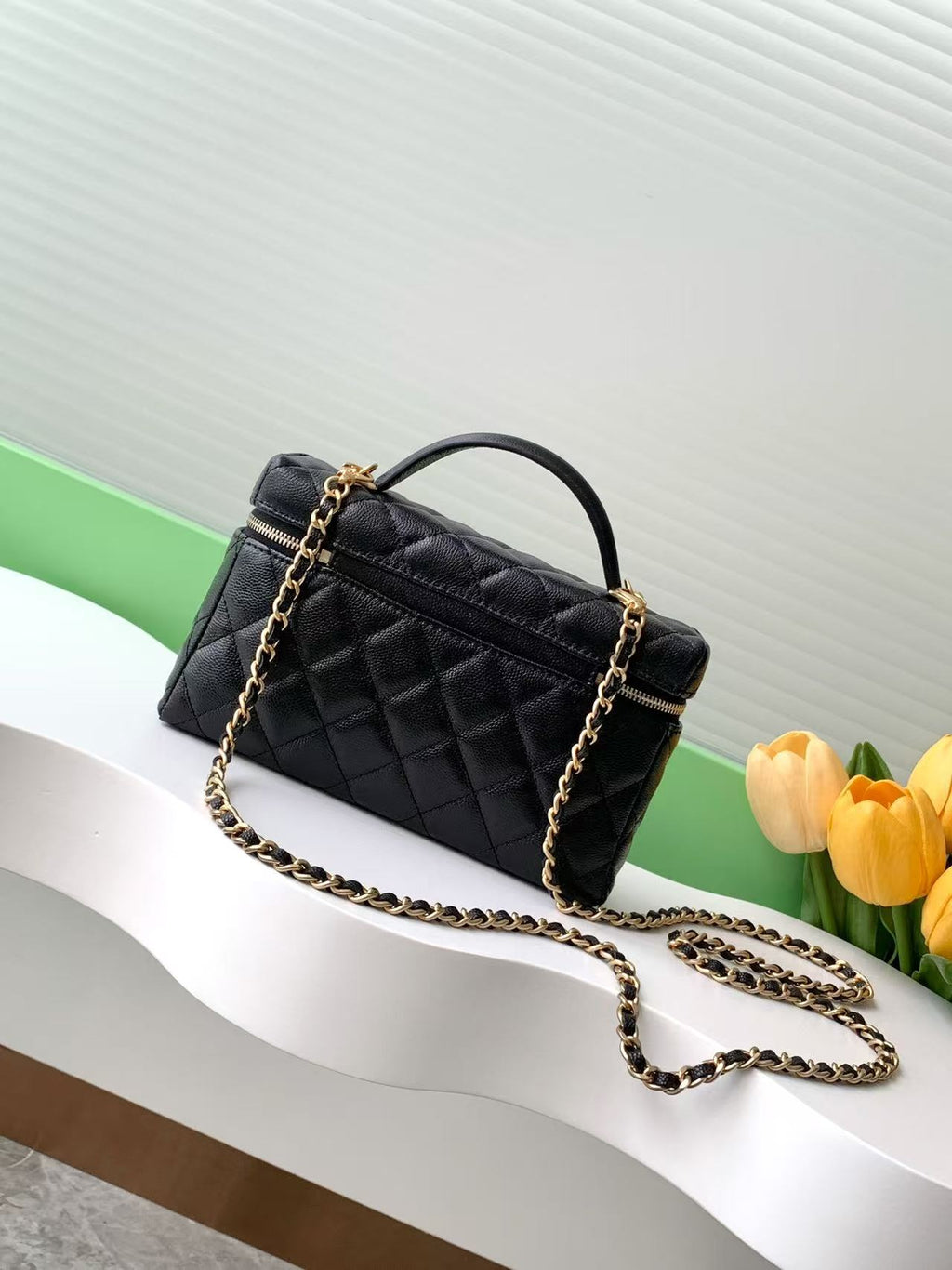 Kosmetikkoffer 19 Zoll aus schwarzem genarbtem Kalbsleder mit goldenen Beschlägen