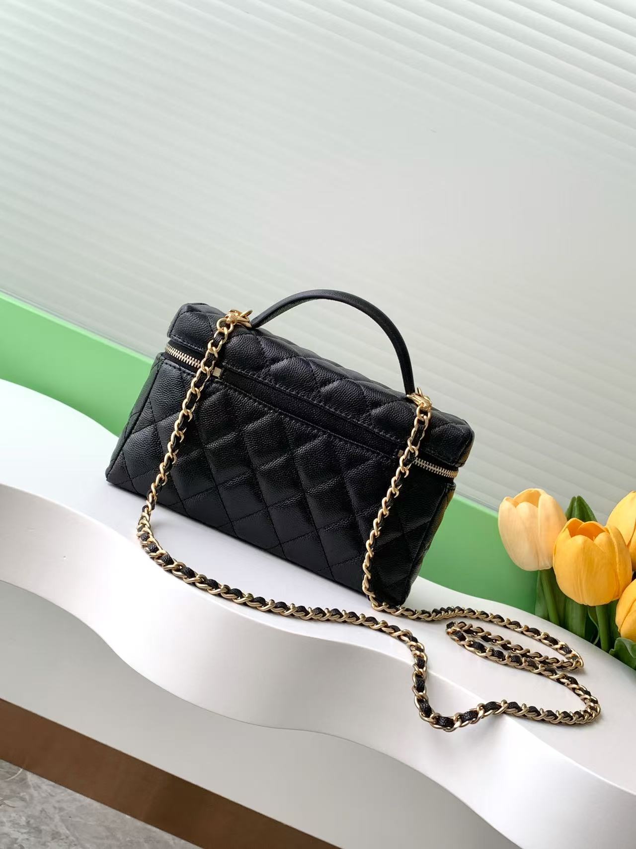 Kosmetikkoffer 19 Zoll aus schwarzem genarbtem Kalbsleder mit goldenen Beschlägen