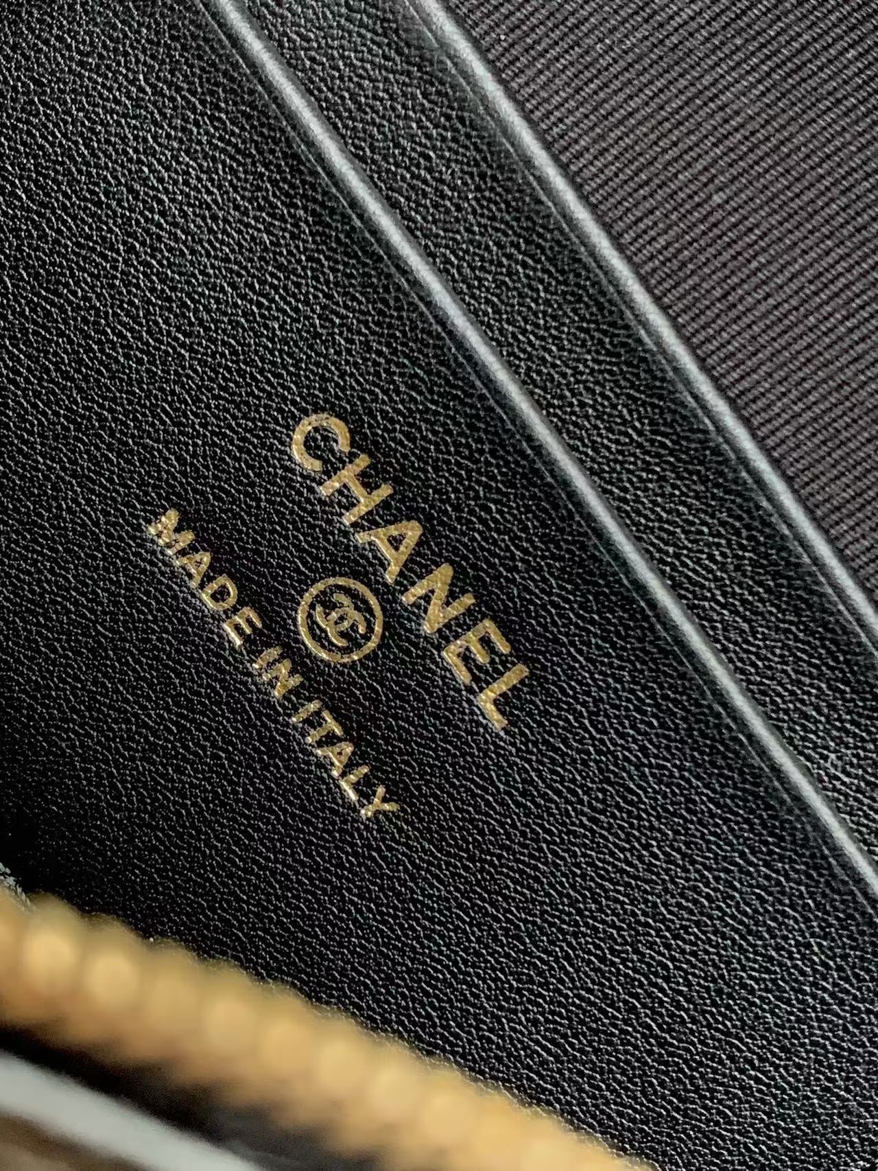 Kosmetikkoffer 19 Zoll aus schwarzem genarbtem Kalbsleder mit goldenen Beschlägen