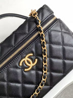 Kosmetikkoffer 19 Zoll aus schwarzem genarbtem Kalbsleder mit goldenen Beschlägen