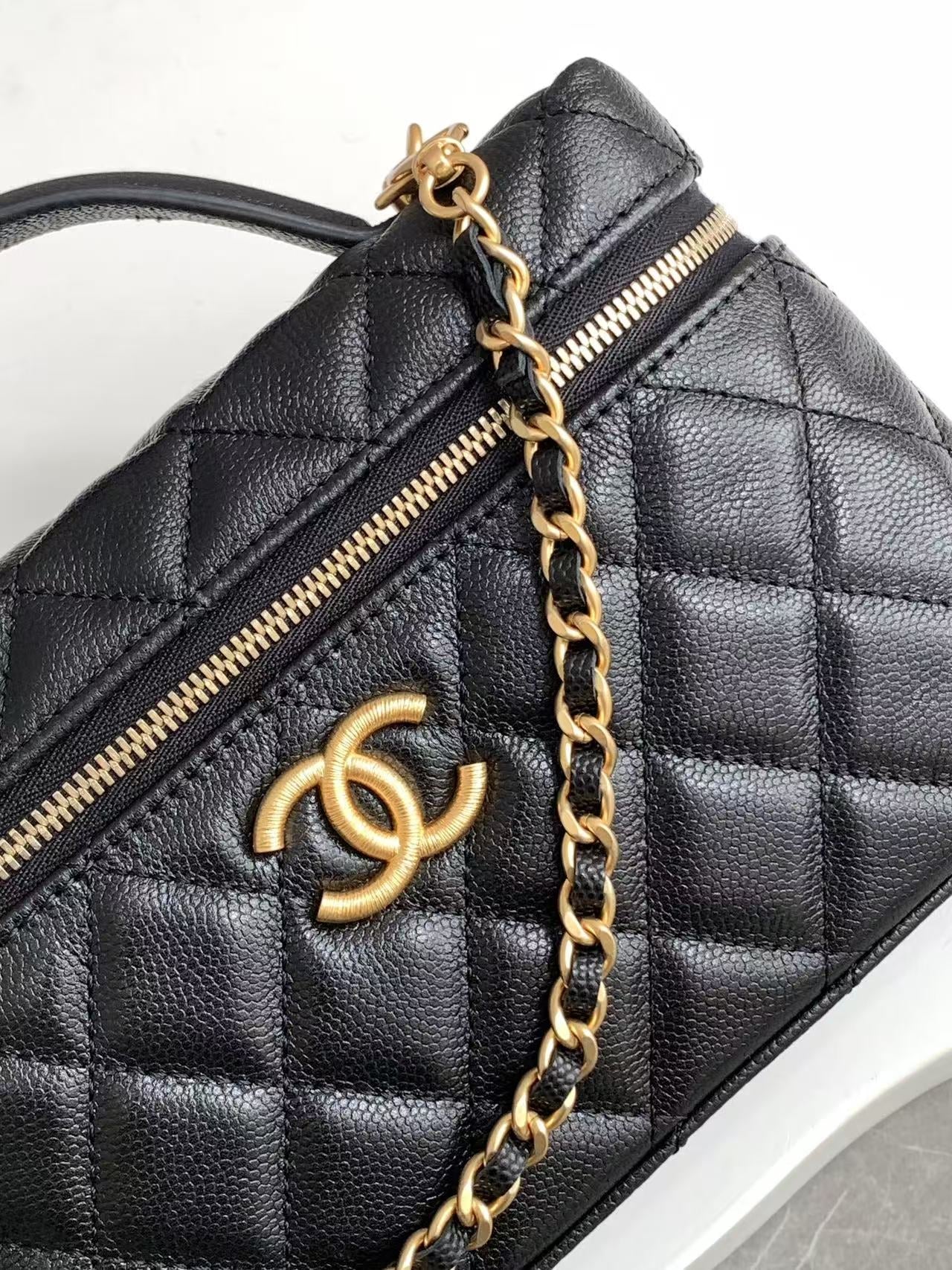 Kosmetikkoffer 19 Zoll aus schwarzem genarbtem Kalbsleder mit goldenen Beschlägen