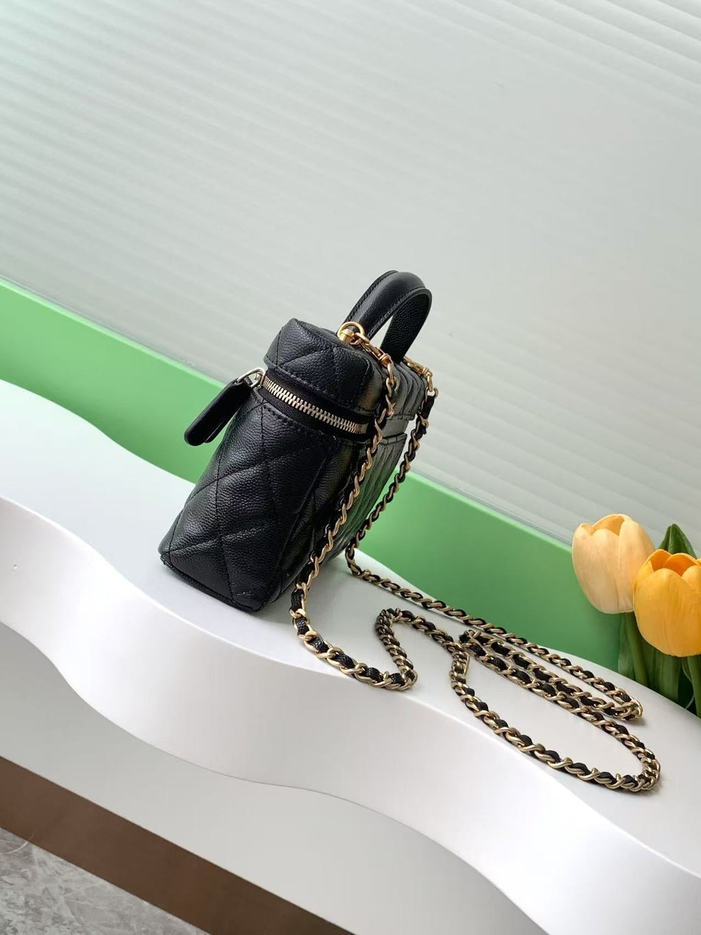 Kosmetikkoffer 19 Zoll aus schwarzem genarbtem Kalbsleder mit goldenen Beschlägen