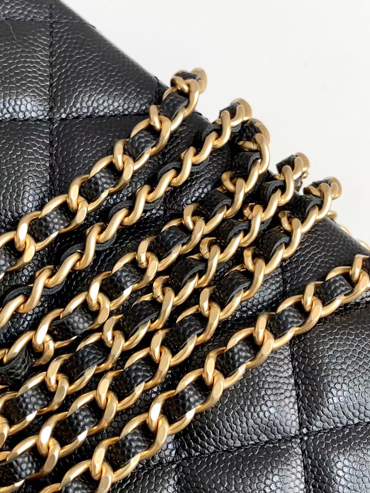 Kosmetikkoffer 19 Zoll aus schwarzem genarbtem Kalbsleder mit goldenen Beschlägen