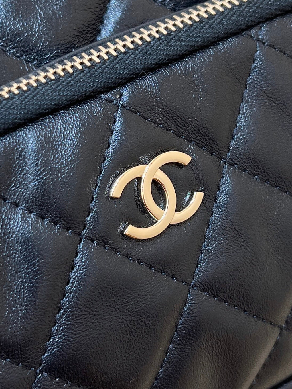 QUILTED SHOULDER BAG 21 IN BLACK LAMBSKIN WITH GOLD METALLIC