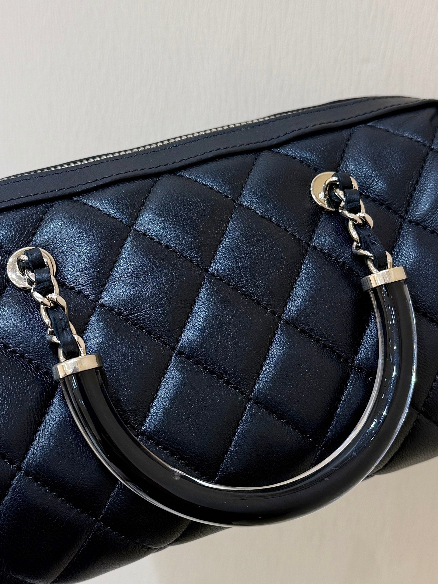 BOSTON MATELASSE CAVIAR SCHULTERHANDTASCHEN 18 IN SCHWARZEM LAMMLEDER