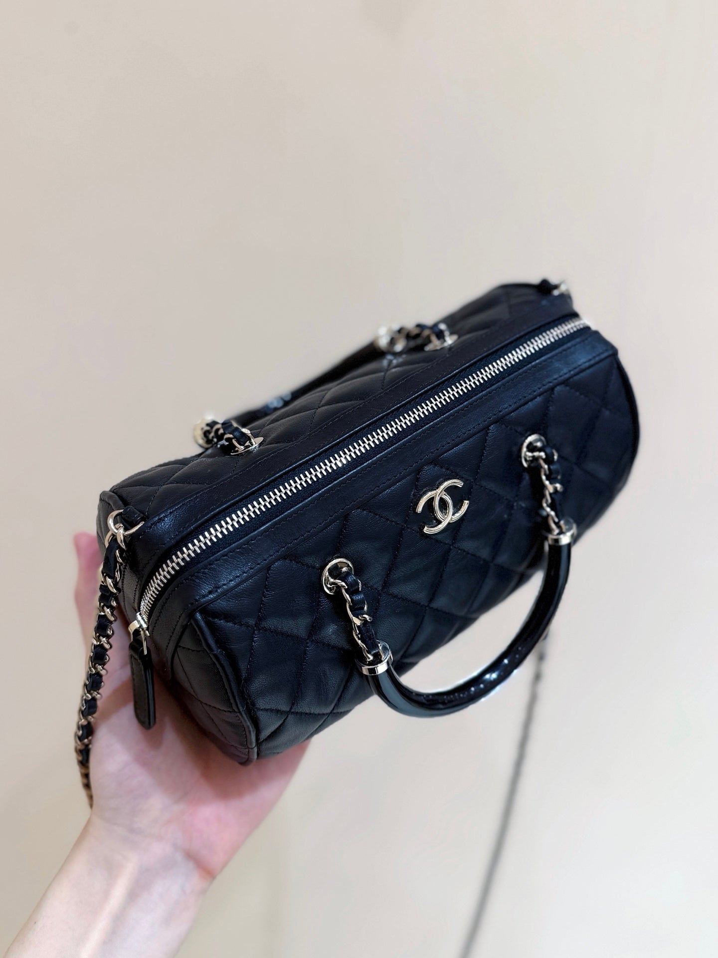 BOSTON MATELASSE CAVIAR SCHULTERHANDTASCHEN 18 IN SCHWARZEM LAMMLEDER