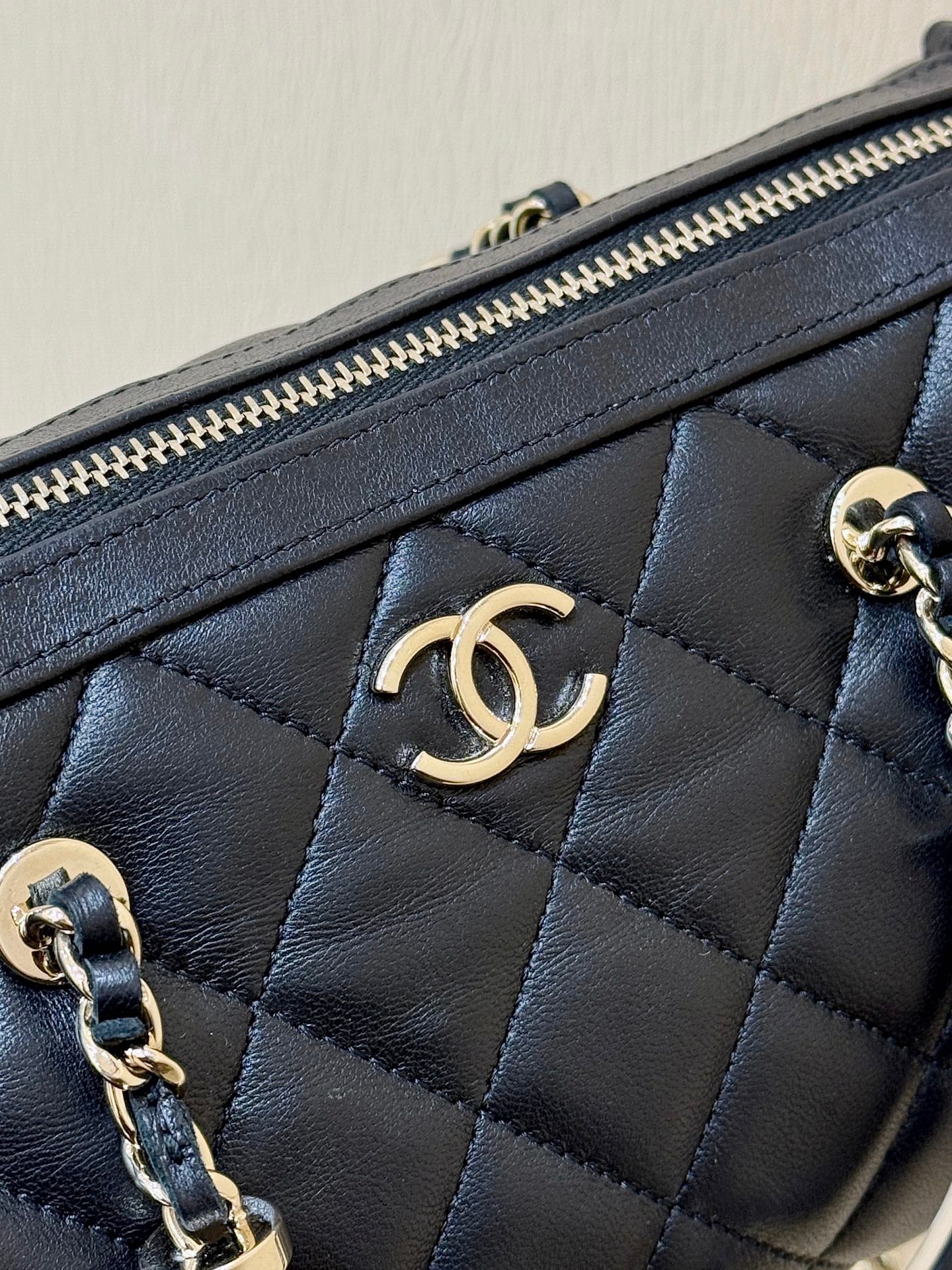 BOSTON MATELASSE CAVIAR SCHULTERHANDTASCHEN 18 IN SCHWARZEM LAMMLEDER