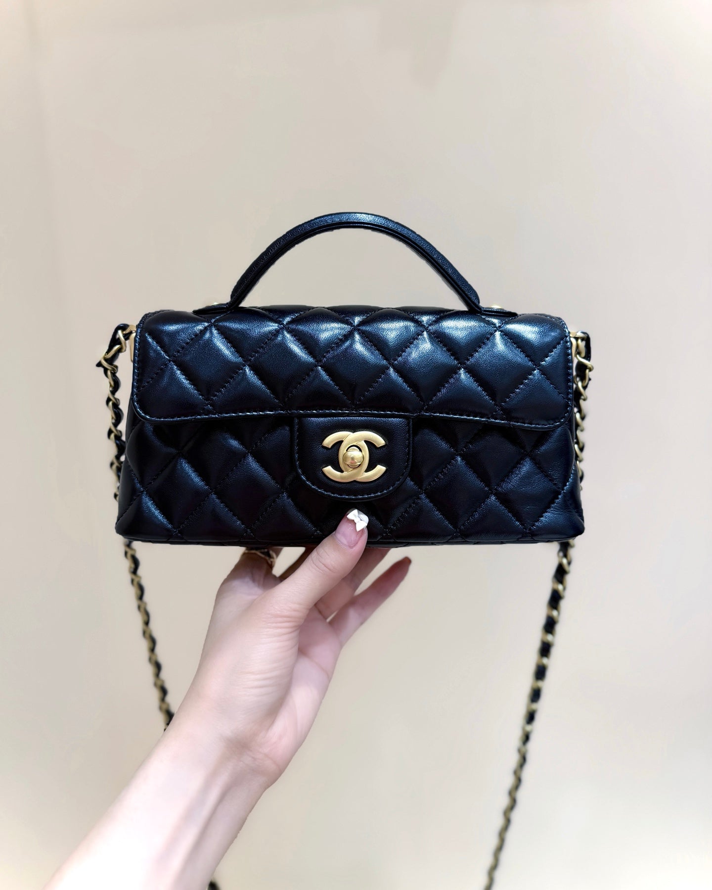 QUILTED FLAP BAG WITH HANDLE 20 IN BLACK LAMBSKIN GOLD PLATED METAL