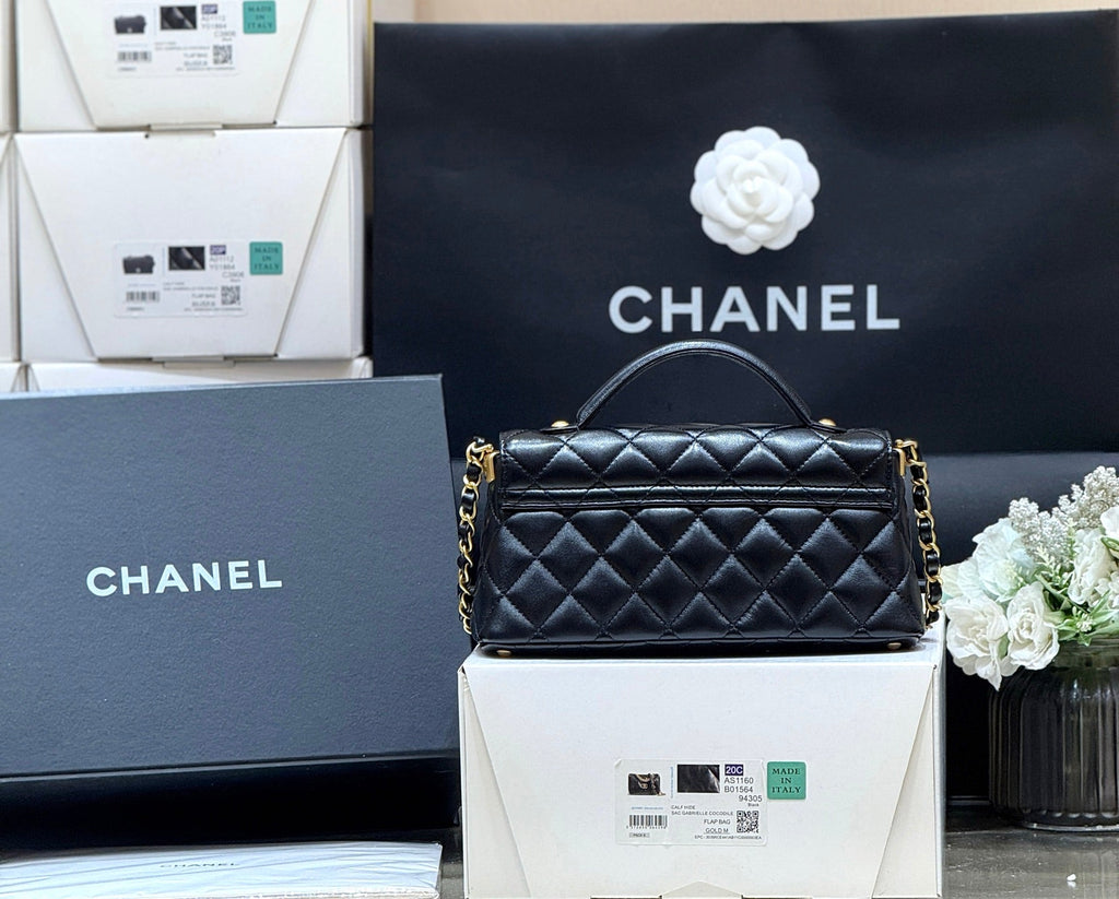 QUILTED FLAP BAG WITH HANDLE 20 IN BLACK LAMBSKIN GOLD PLATED METAL