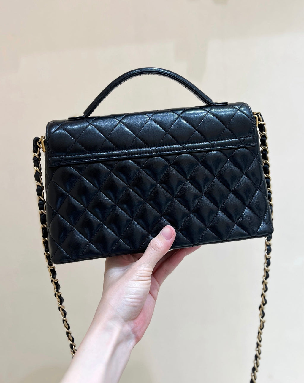 QUILTED FLAP BAG WITH HANDLE 26 IN BLACK LAMBSKIN GOLD PLATED METAL
