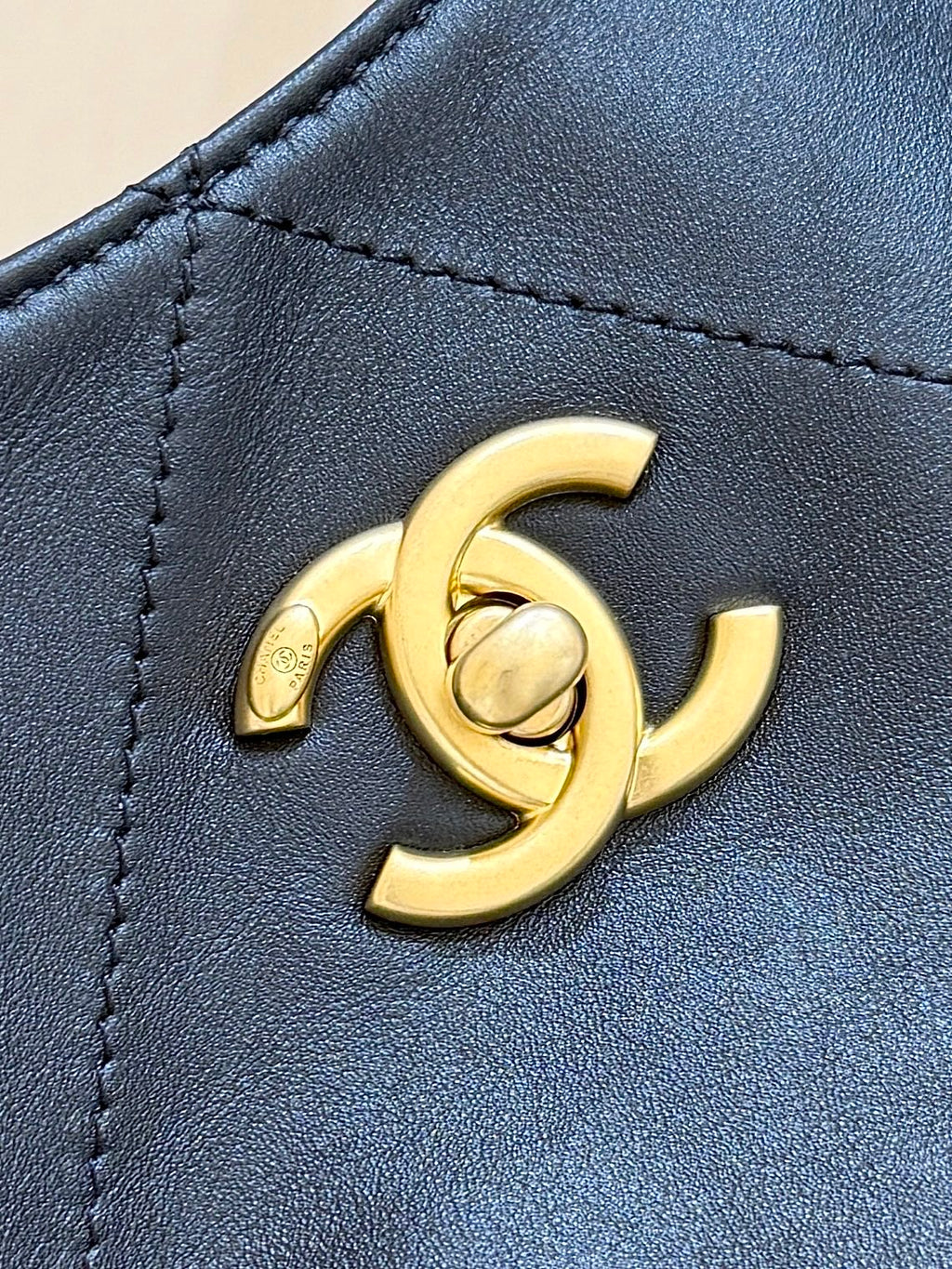 LARGE MAXI SHOPPING BAG 59 IN BLACK CALFSKIN GOLD-TONE METAL