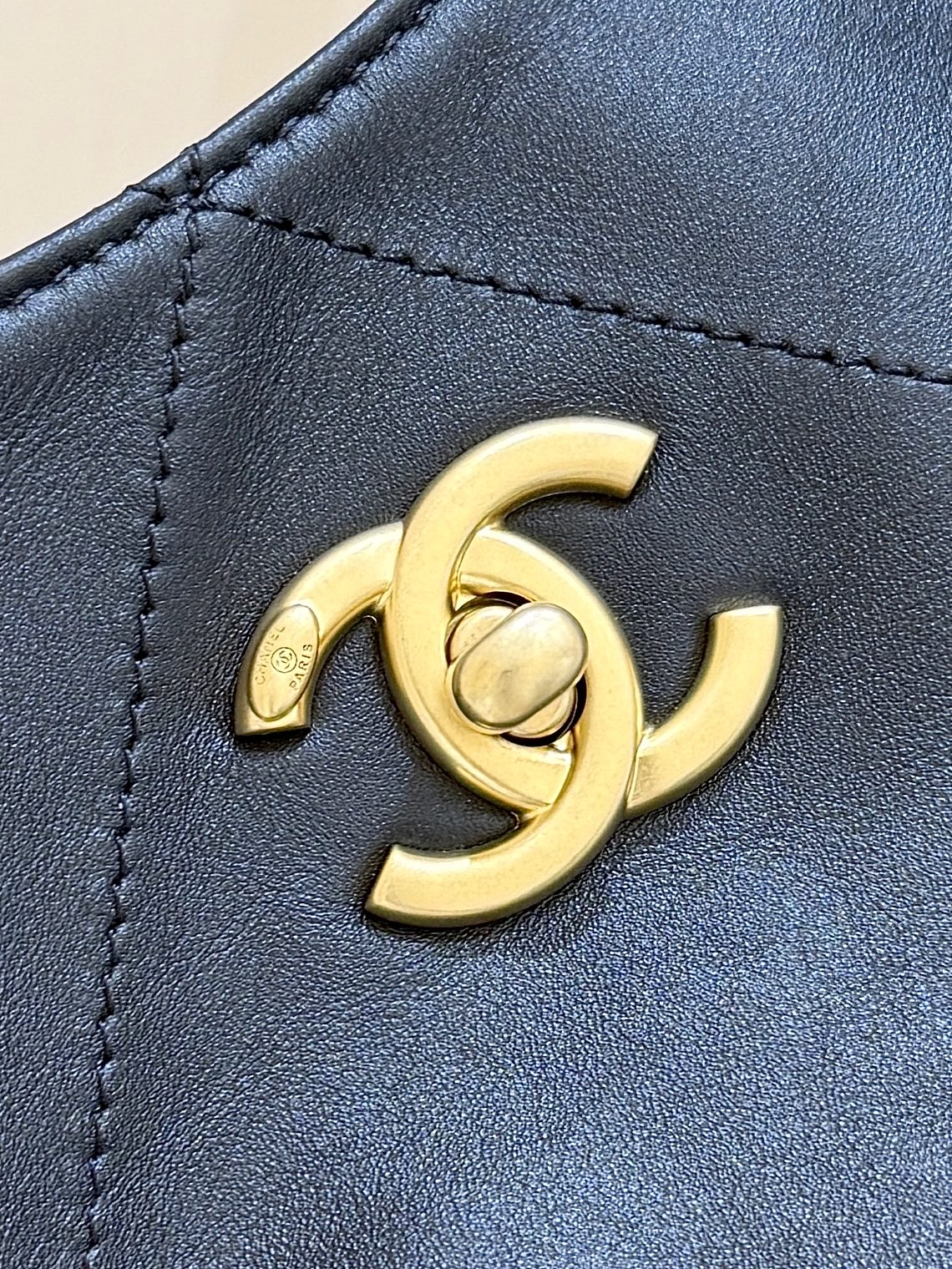 LARGE MAXI SHOPPING BAG 59 IN BLACK CALFSKIN GOLD-TONE METAL