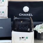 Netzbeutel 20 in schwarzem, effektvollem Lammleder mit goldfarbenen Beschlägen