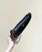 Netzbeutel 20 in schwarzem, effektvollem Lammleder mit goldfarbenen Beschlägen