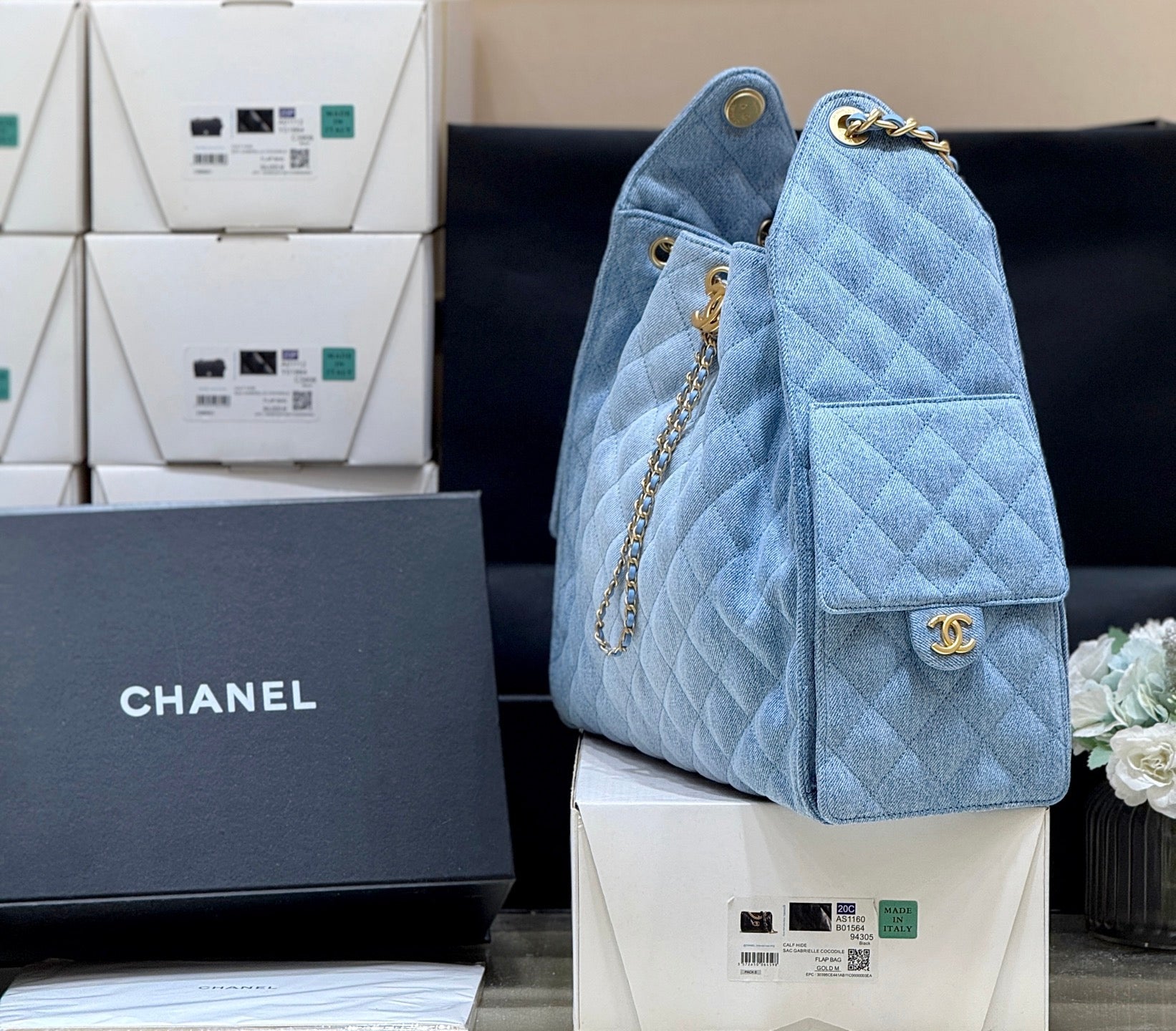 CC 25 HANDBAG 40 IN BLUE DENIM GOLD HARDWARE