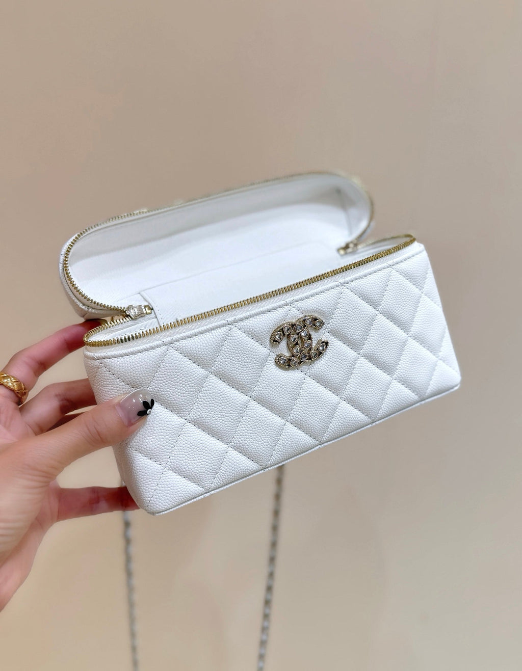 STRASS VANITY QUILTED CASE 19 IN WHITE CALFSKIN WITH GOLD METALLIC