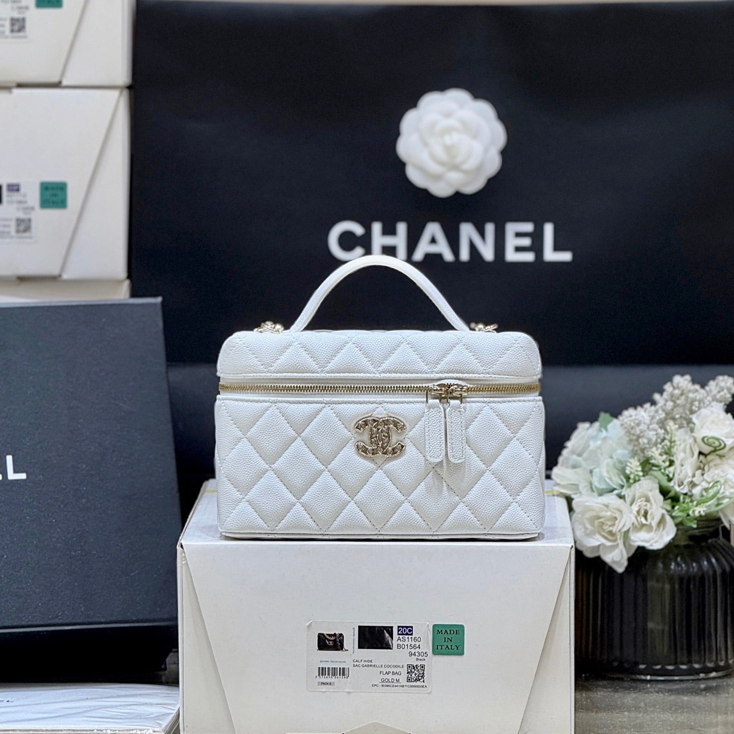 Strass-Schminkkoffer, gesteppt, 19 Zoll, aus weißem Kalbsleder mit goldfarbenem Metallic-Bezug