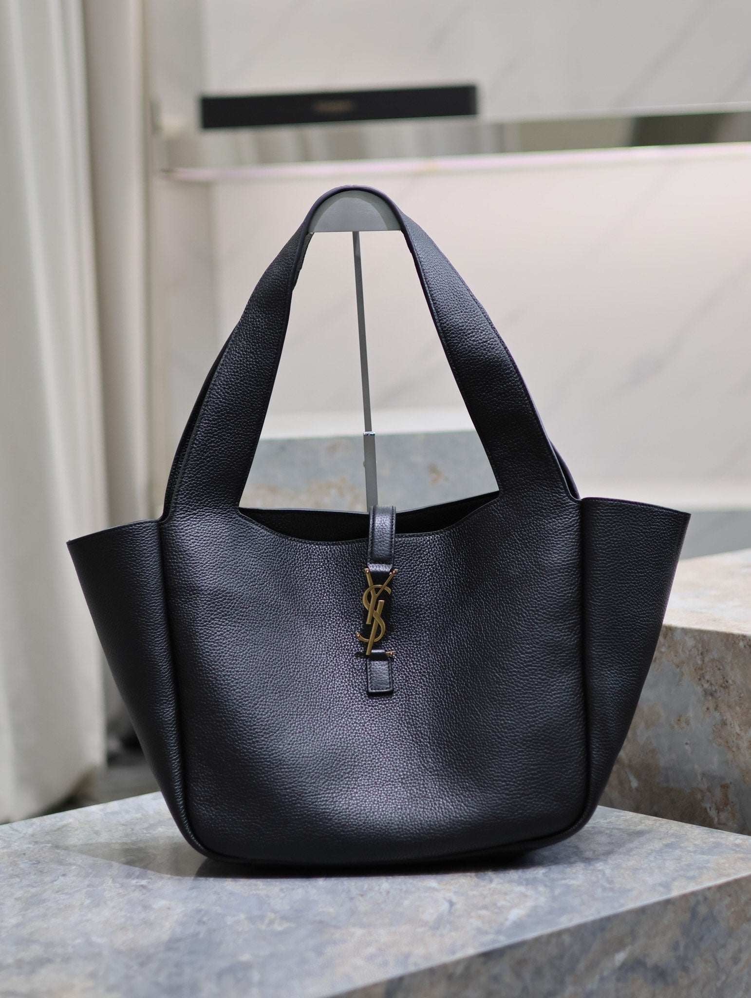 LE 5 À 7 BEA TOTE BAG 50 IN BLACK LAMBSKIN GOLD LOGO