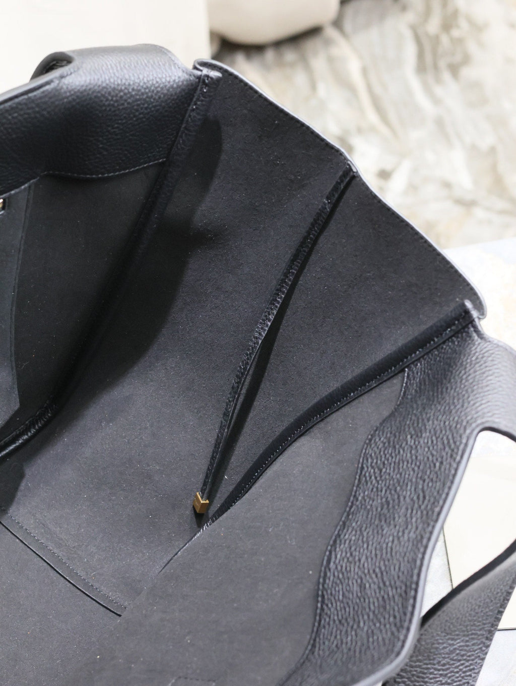 LE 5 À 7 BEA Tragetasche 50 aus schwarzem Lammleder mit goldenem Logo