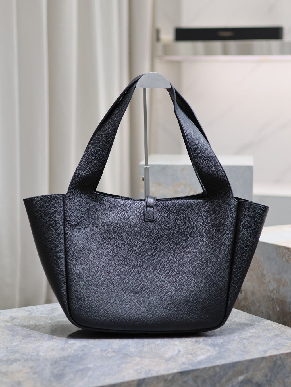 LE 5 À 7 BEA Tragetasche 50 aus schwarzem Lammleder mit goldenem Logo