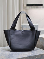 LE 5 À 7 BEA Tragetasche 50 aus schwarzem Lammleder mit goldenem Logo